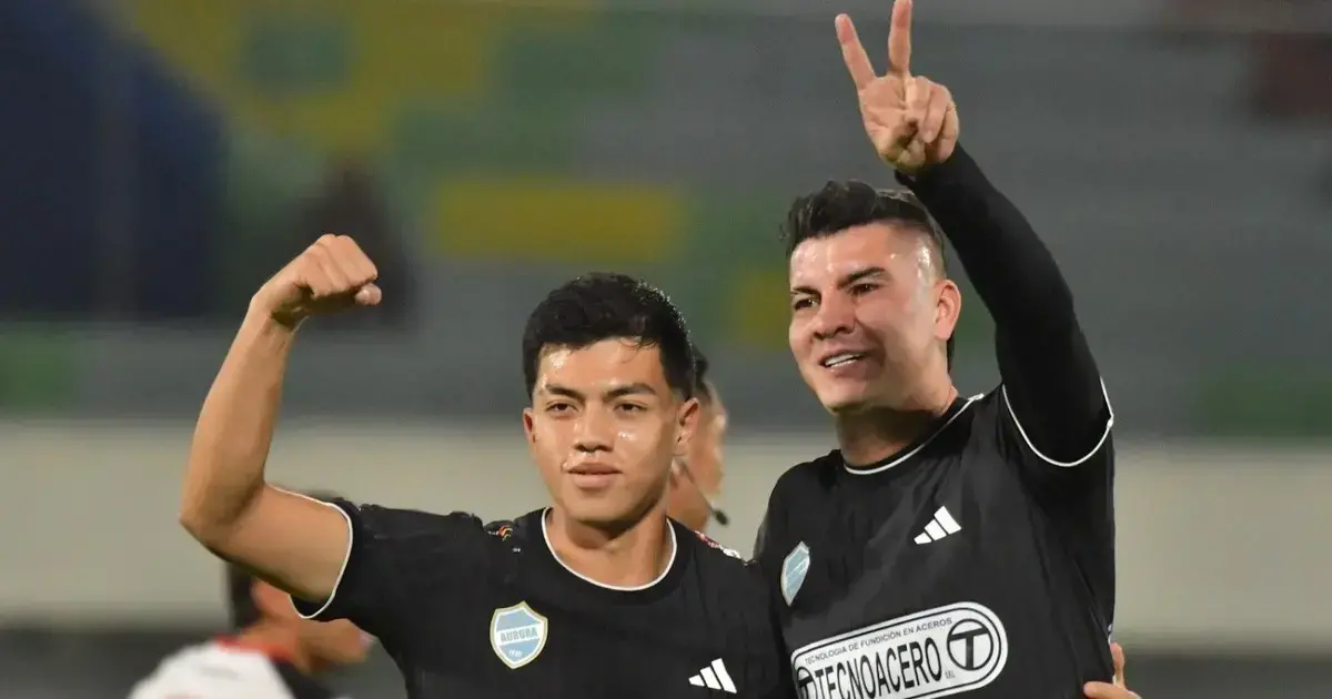 Festejo de gol de los jugadores de Aurora.