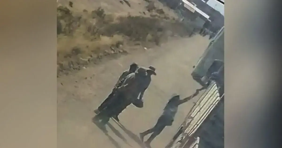 El momento en que supuestamente una mujer cobra dinero a un transportista.