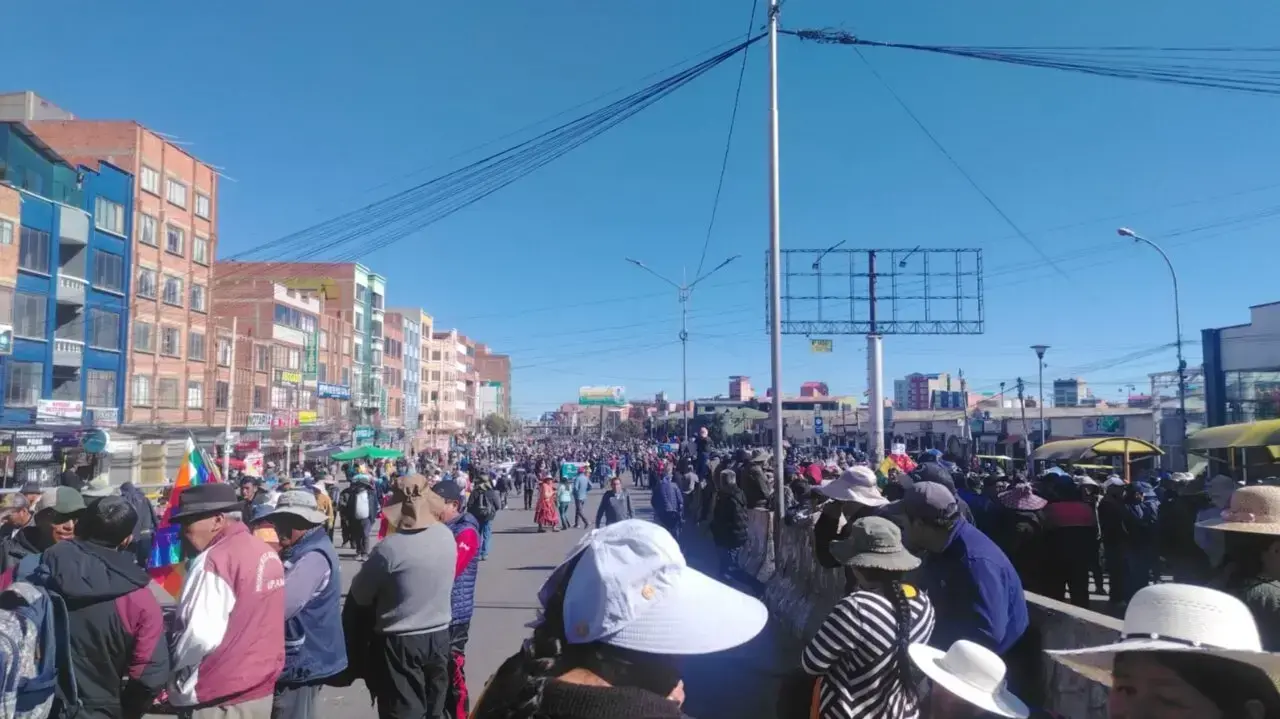 Concentración de vecinos en la ciudad de El Alto.