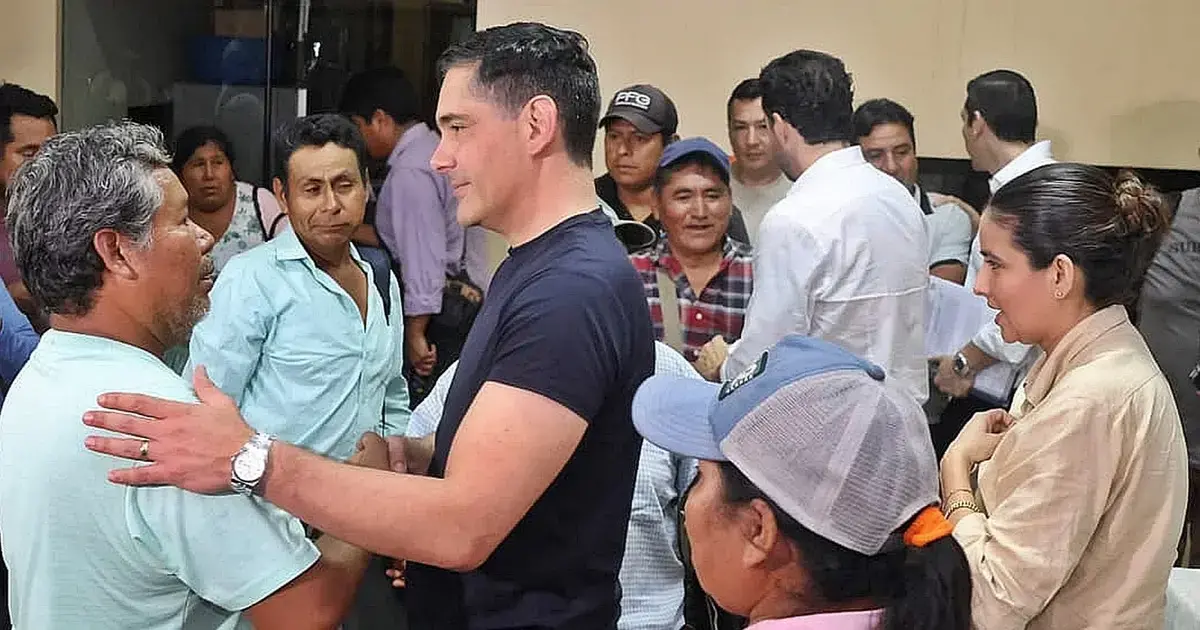 El ministro Justiniano saluda a los representantes de los sectores movilizados.