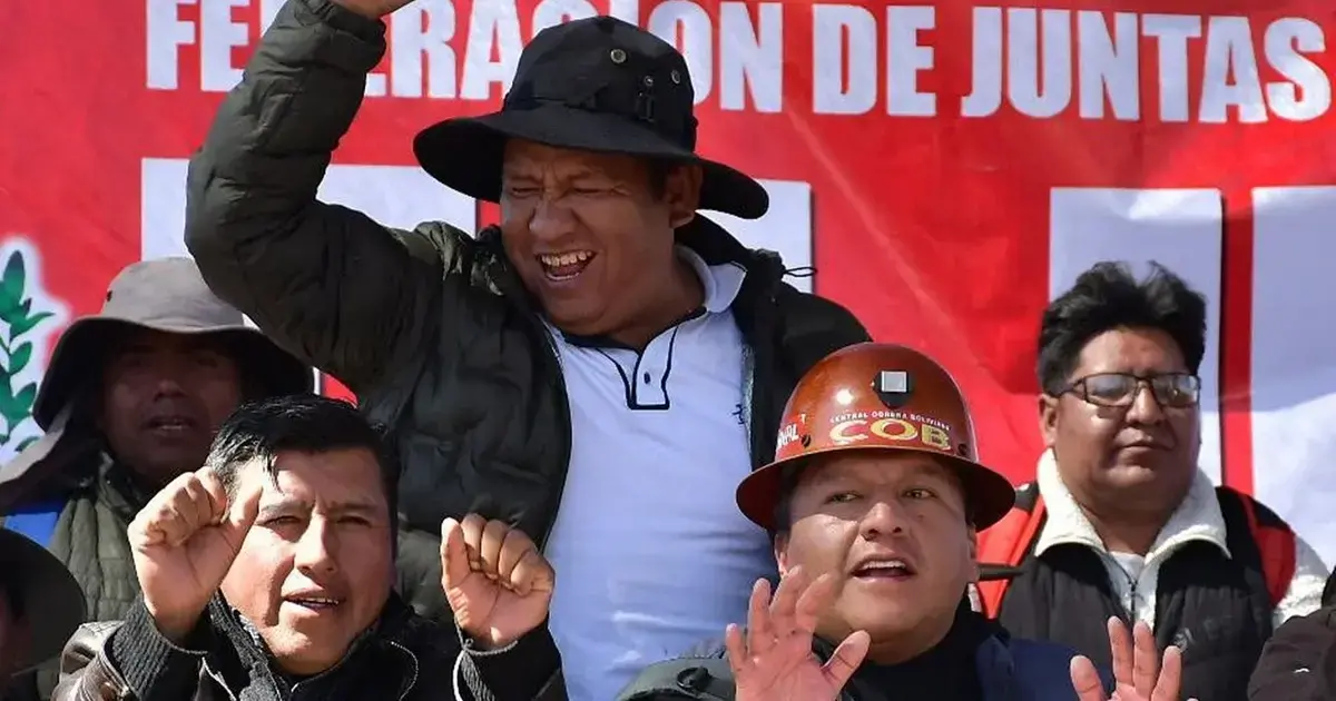 Mario Argollo de la COB con dirigentes campesinos. Foto: APG