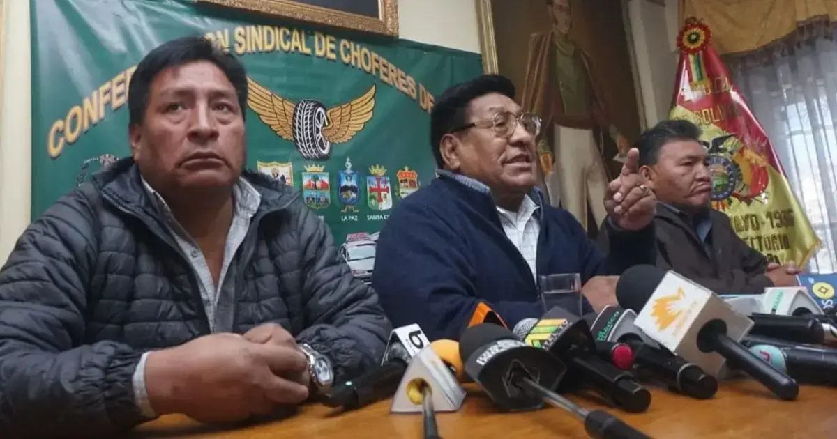 Dirigencia de los choferes en conferencia de prensa.