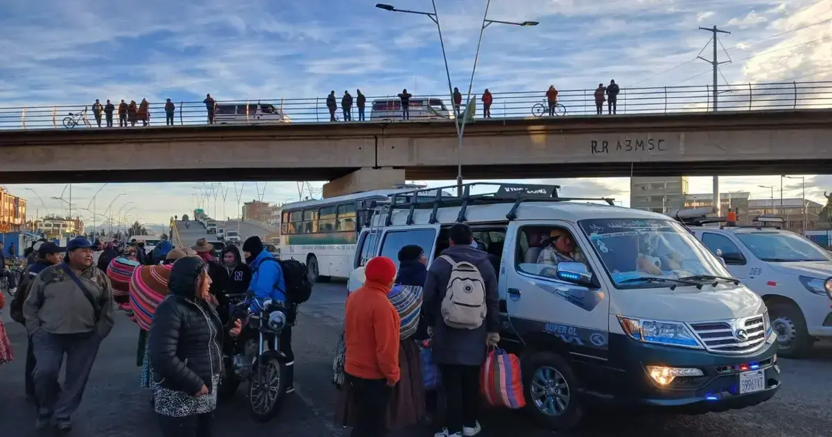Vecinos en el cruce del puente Senkata intentan desarrollar sus actividades en medio de amenazas.