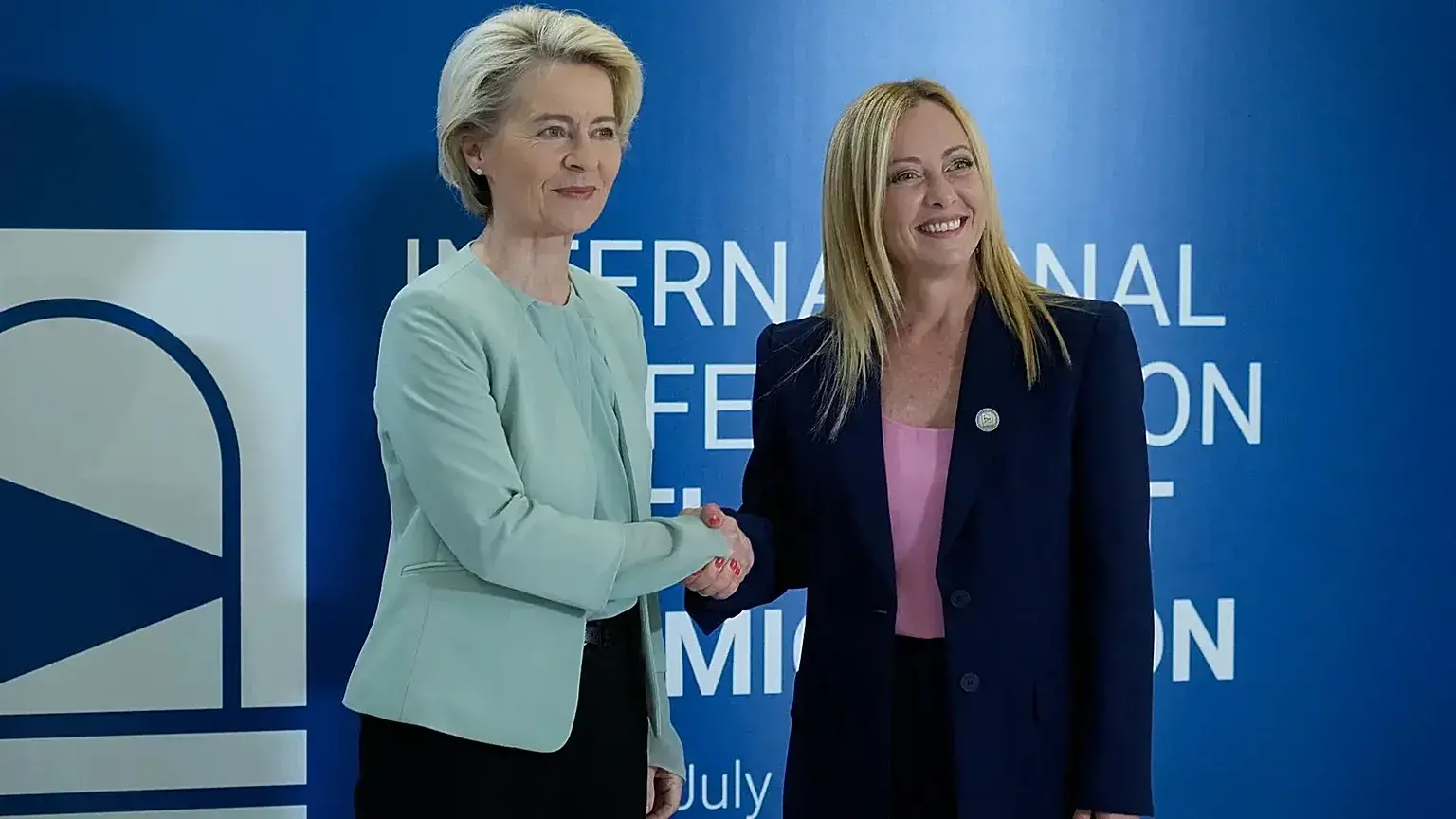 Presidenta de la Comisión Europea Ursula von der Leyen y la italiana Giorgia Meloni en una conferencia sobre migración en Rom