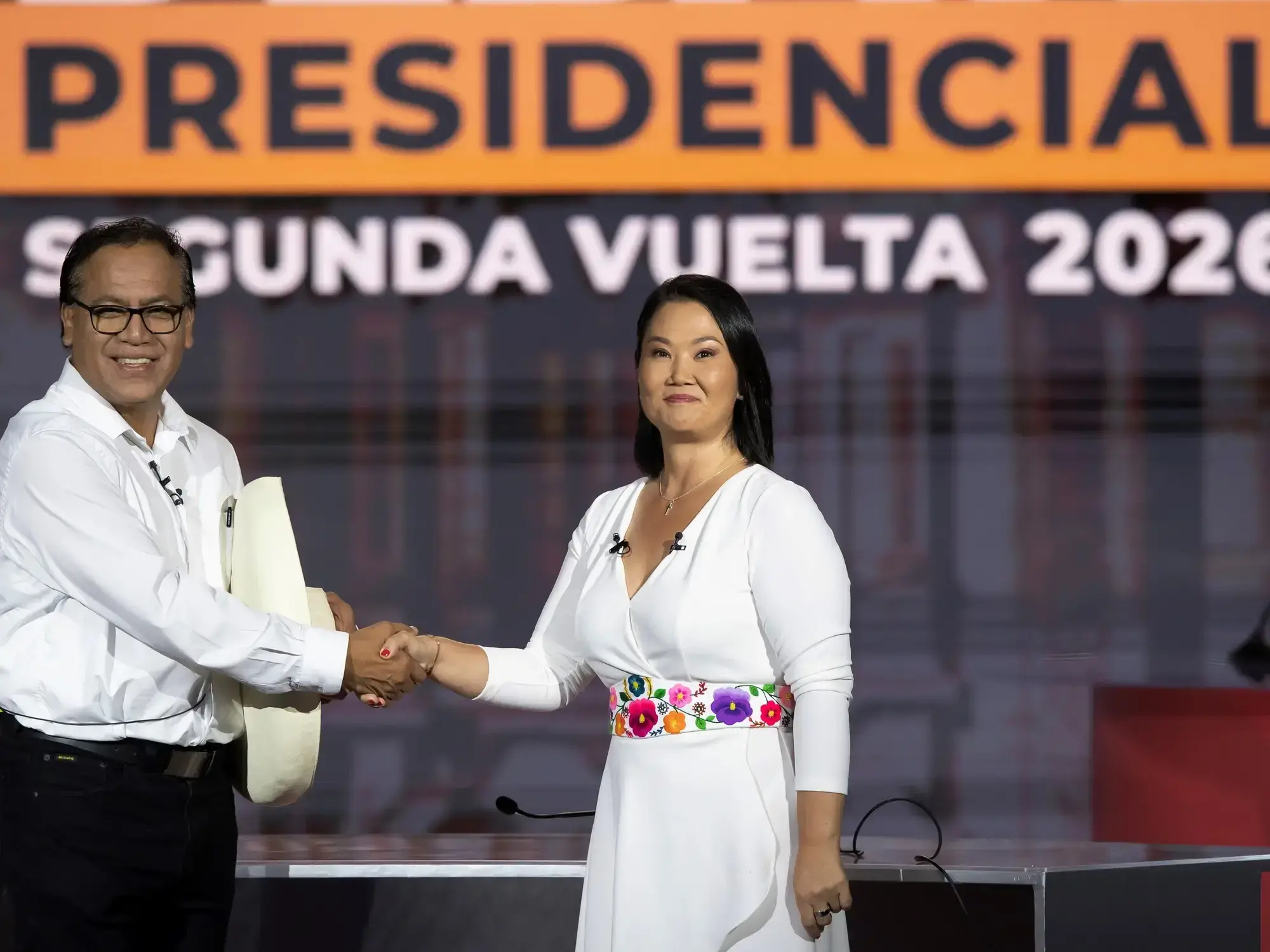 Los candidatos presidenciales peruanos, Roberto Sánchez y Keiko Fujimori, estrechando manos previo al debate presidencial de