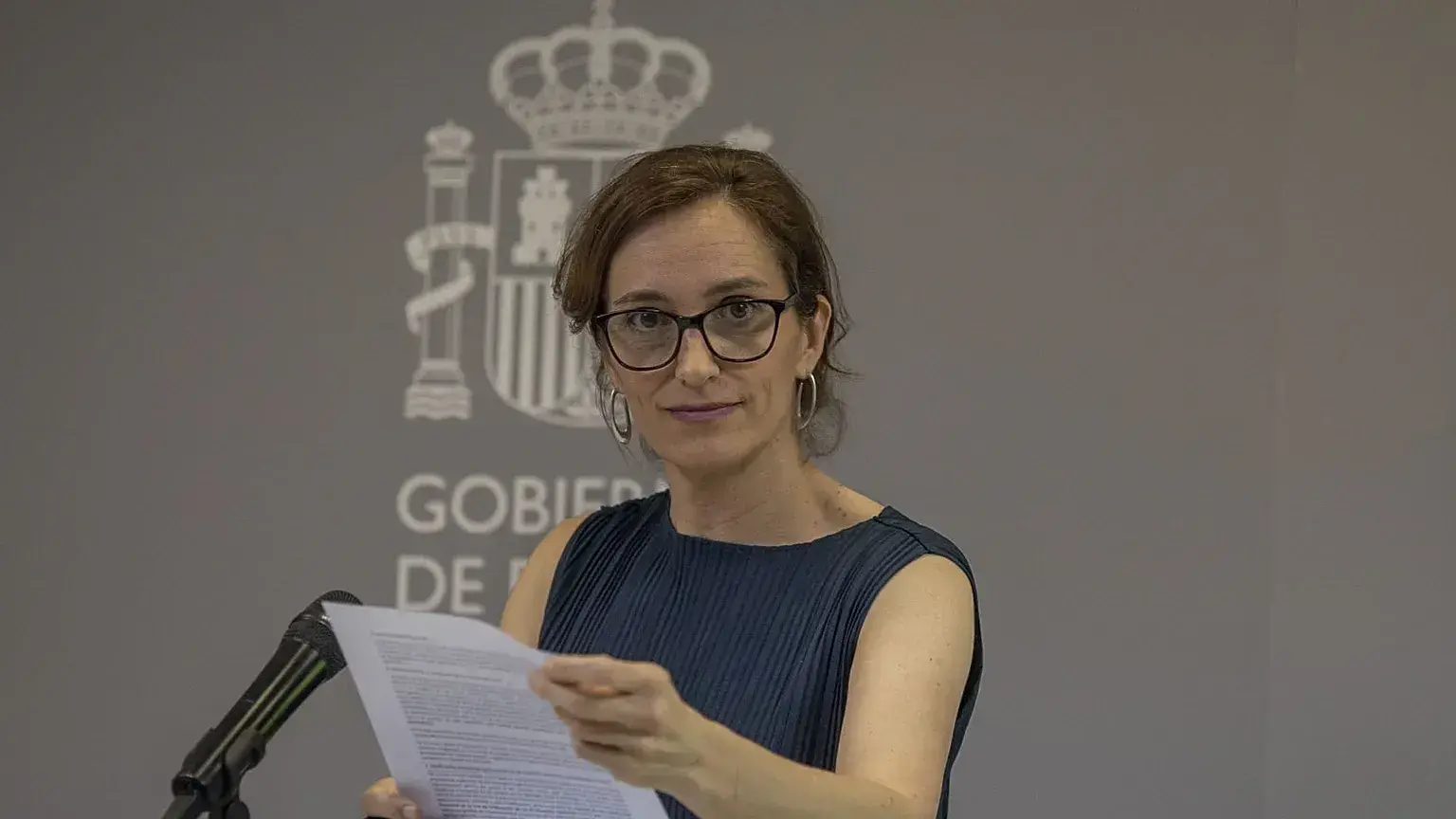 La ministra de Sanidad, Mónica García, durante la presentación de un informe sobre las condiciones sanitarias de la población