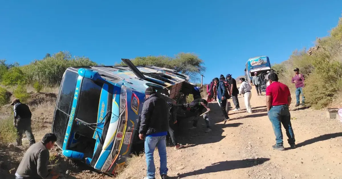 Bus volcó mientras buscaba desvío a los bloqueos