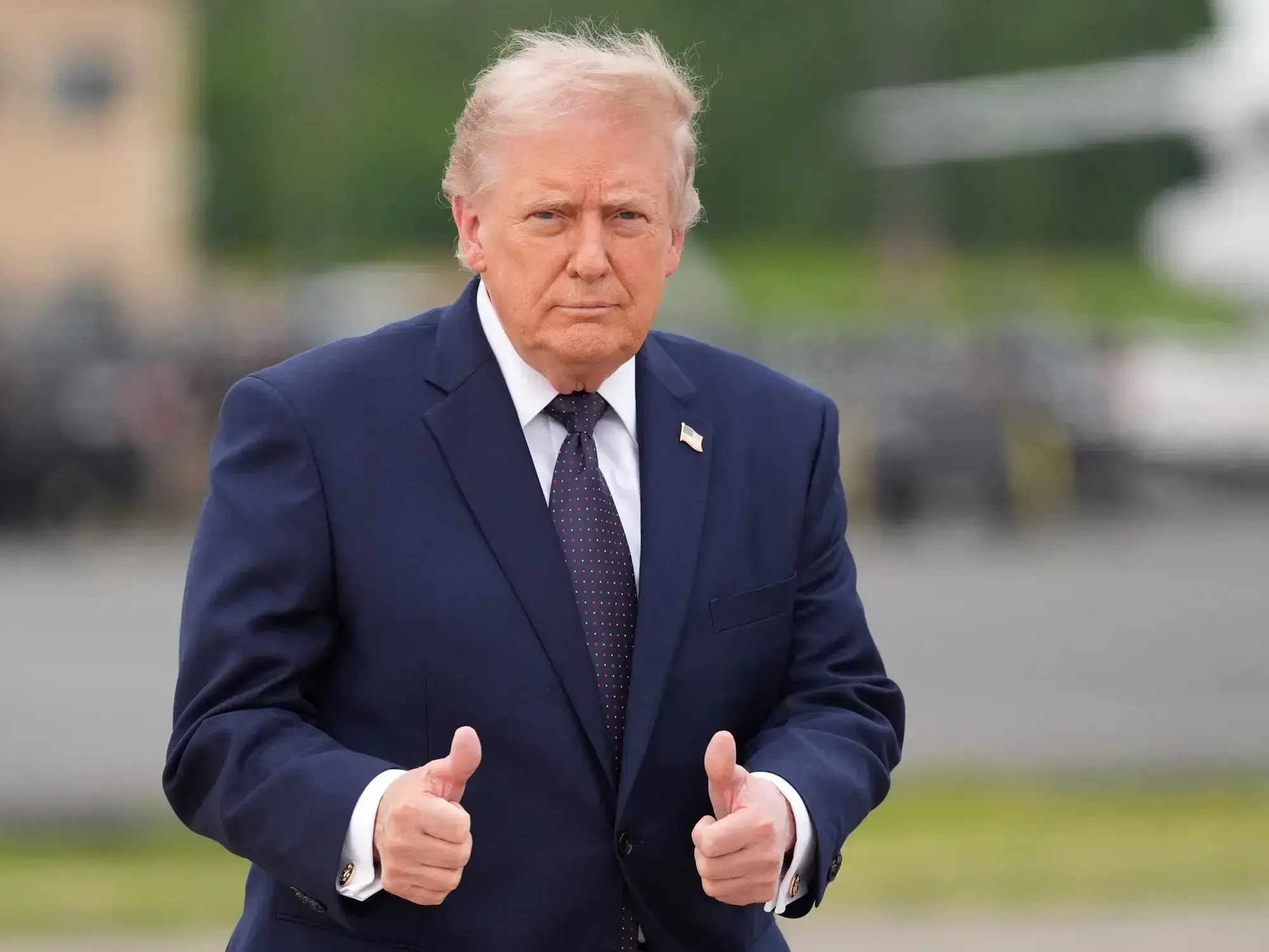 El presidente Donald Trump camina desde el Marine One para abordar el Air Force One en el aeropuerto de Morristown, Nueva Jer