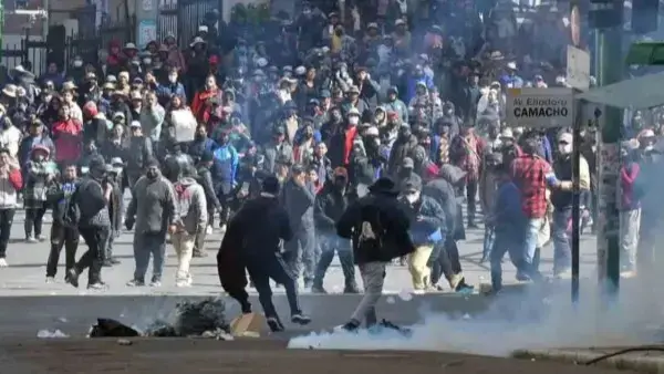 Manifestantes se enfrentan a la policía en las protestas de mayo de 2026.