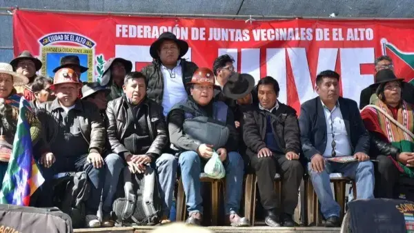 El dirigente de la COB, Mario Argollo, participó en el cabildo.