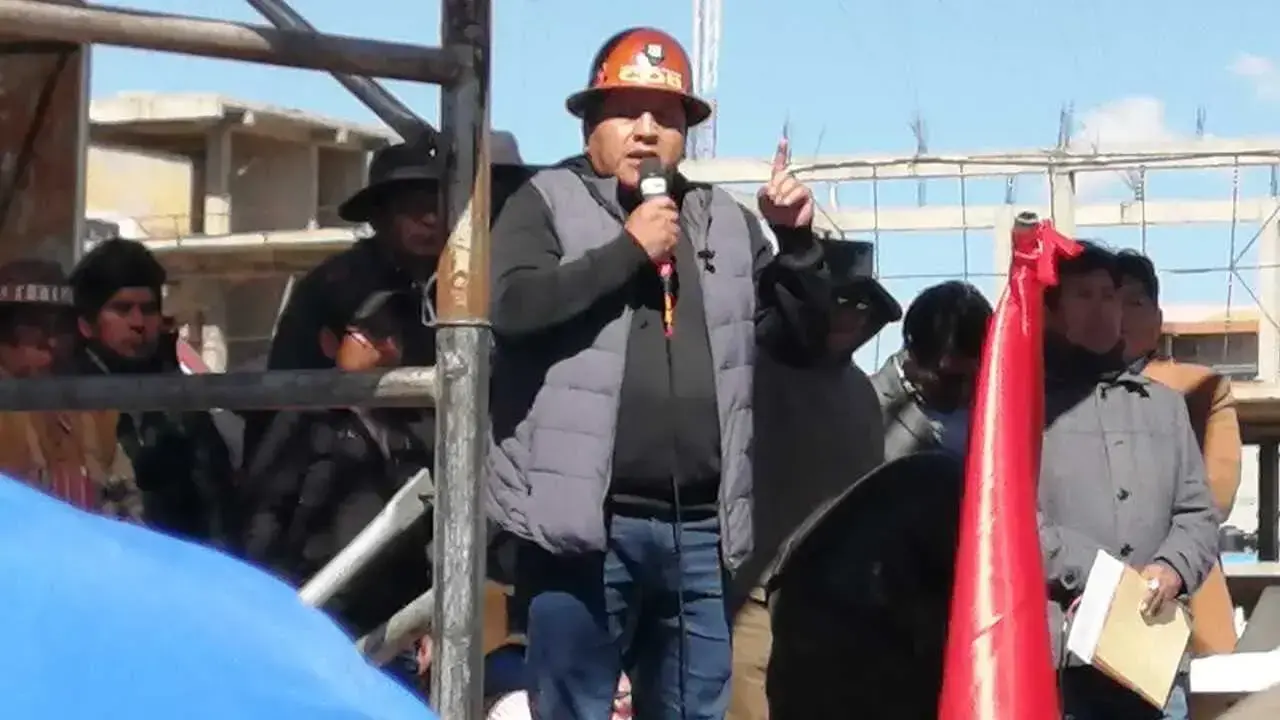 El dirigente de la COB, Mario Argollo, en el cabildo de esta jornada en El Alto.