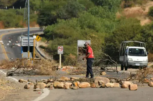 Una persona camina por una carretera bloqueada, en Parotani.