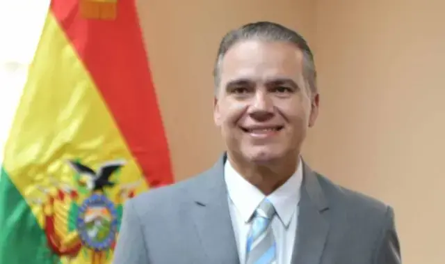 Ernesto Justiniano asume como nuevo ministro de Defensa.