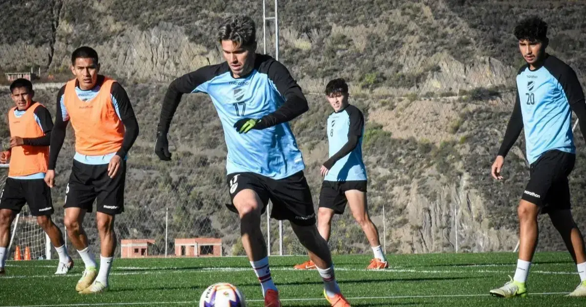 Patricio Rodríguez controla el balón en la práctica de este martes en Ananta.