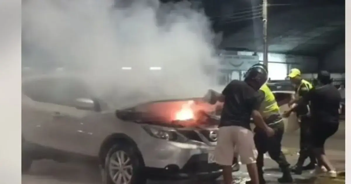 Vagoneta se incendió en el segundo anillo