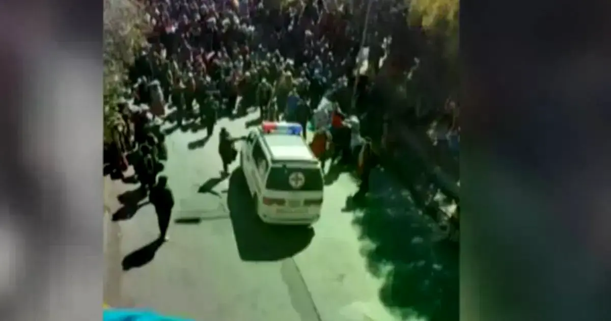 Sujetos atacaban una ambulancia durante un bloqueo en la zona de La Ceja, en El Alto.