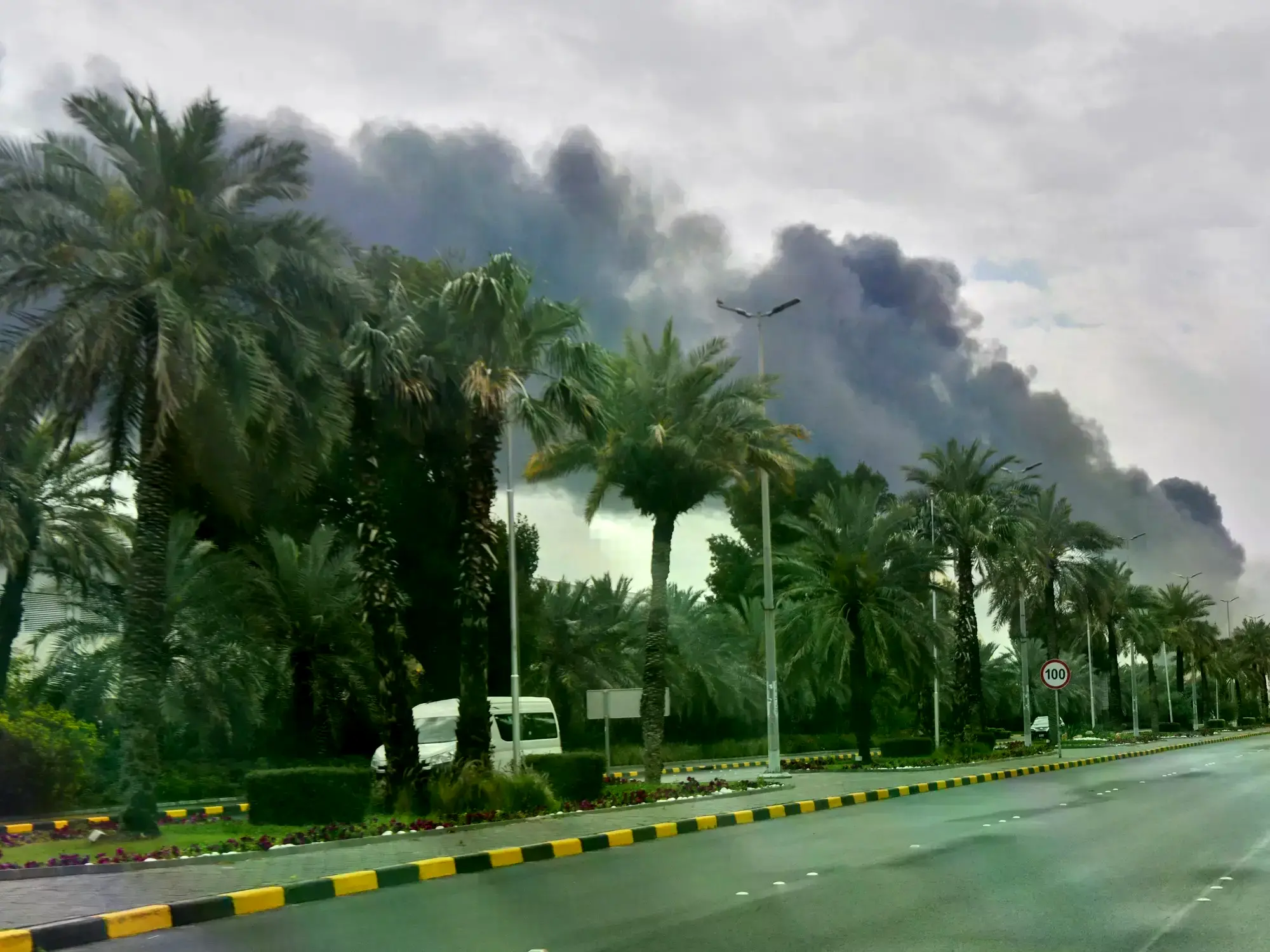Una espesa columna de humo sale del aeropuerto internacional de Kuwait.