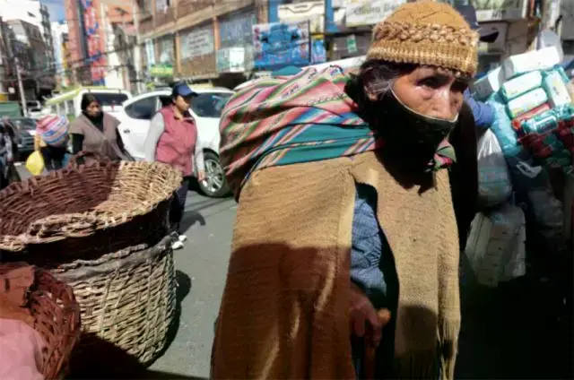 La crisis por los bloqueos incrementa las penurias de los adultos mayores en Bolivia