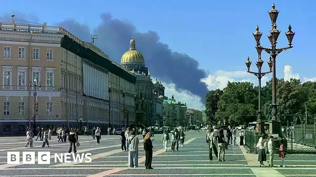 Columnas de humo negro se elevan sobre una terminal petrolera en llamas en San Petersburgo.