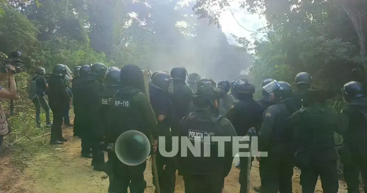 La Policía utilizó gases lacrimógenos para liberar el predio