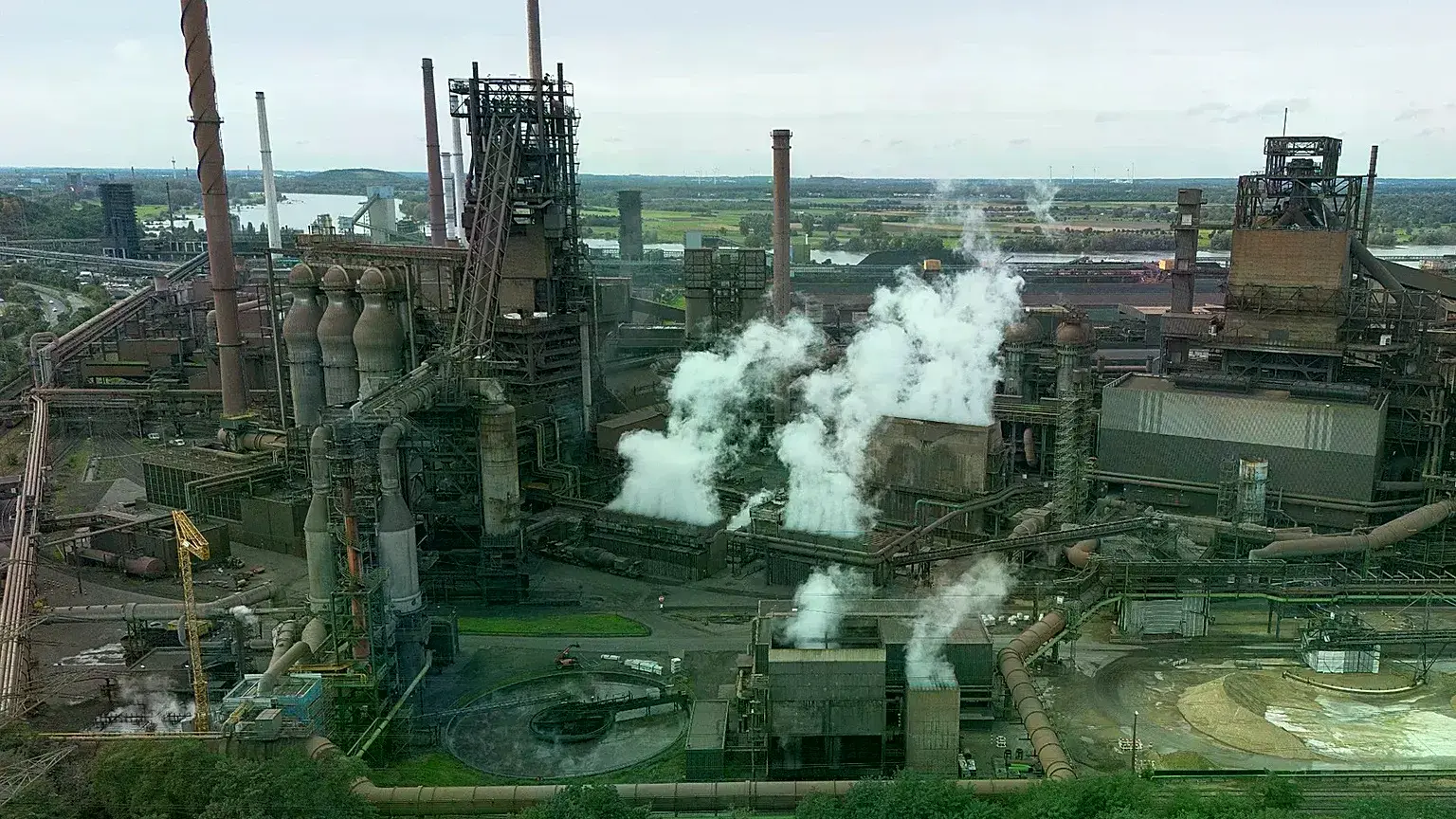 Los antiguos altos hornos de Schwelgern de thyssenkrupp siguen en funcionamiento en Duisburgo, Alemania.