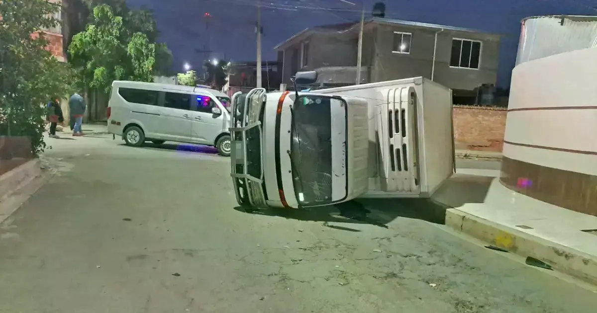 Camión vuelca al chocar con minibús por evitar bloqueos en Cochabamba