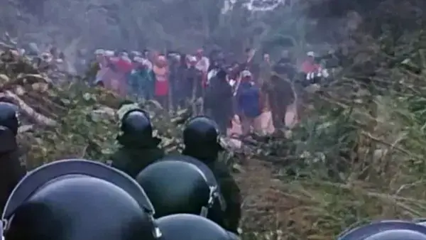 Policías frente a frente con los movilizados que tomaron el pozo petrolero.