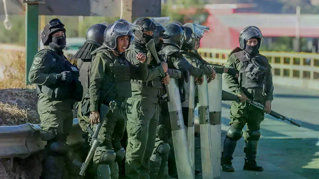 Policía en Parotani