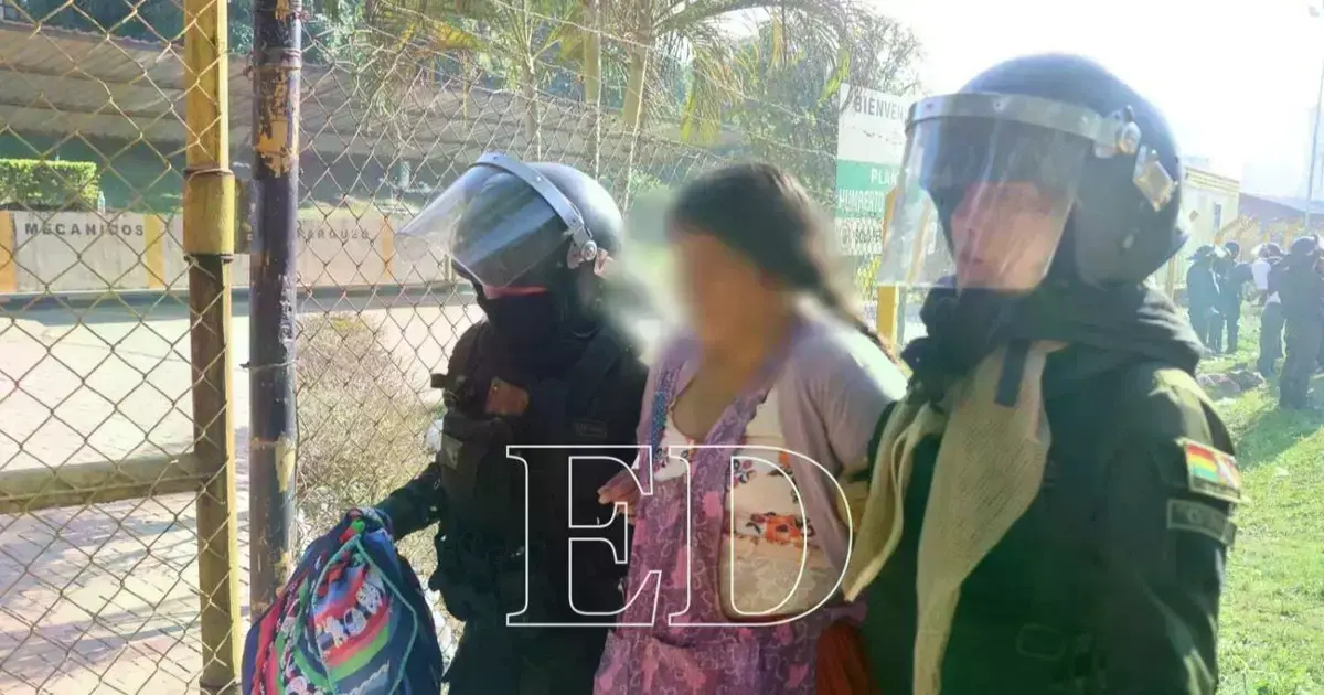 Mujer aprehendida tras el operativo en la planta de YPFB en Santa Rosa del Sara