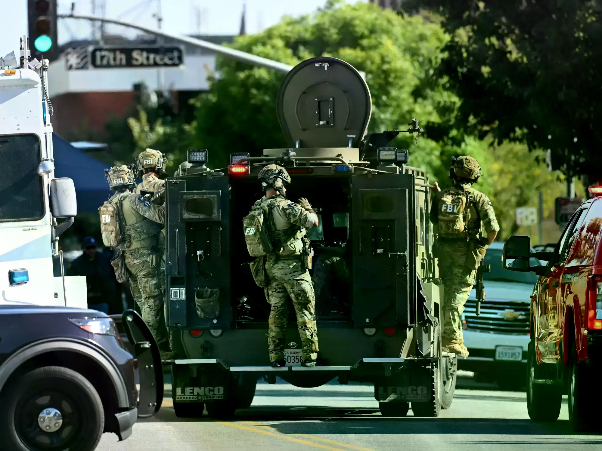 Agentes del FBI intervienen después de que un hombre se atrincherara en el banco.