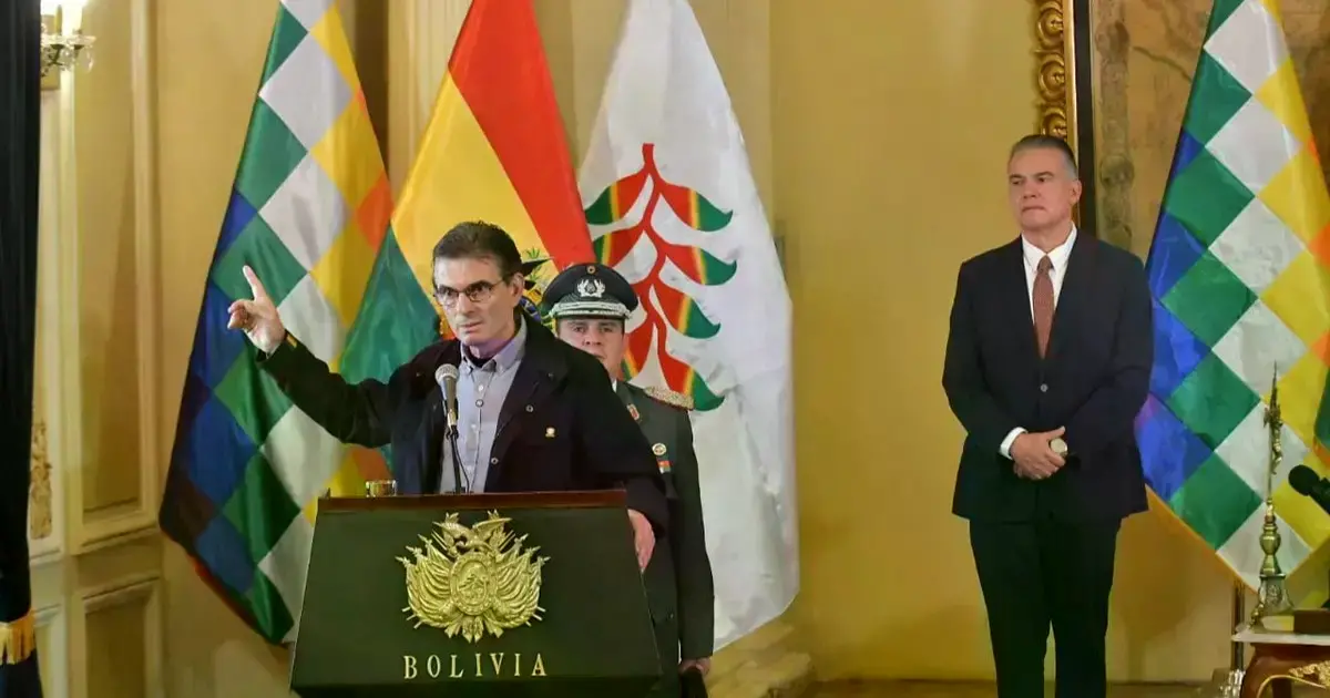 El presidente Paz junto a su nuevo ministro de Defensa.