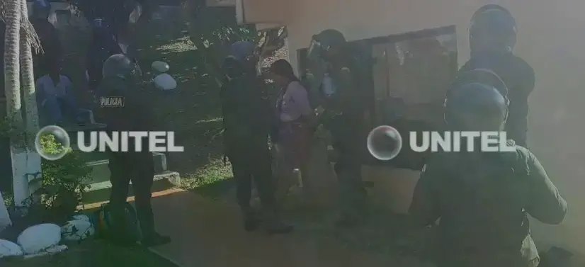 Policía traslada a la Felcc a 10 aprehendidos por toma de pozo petrolero
