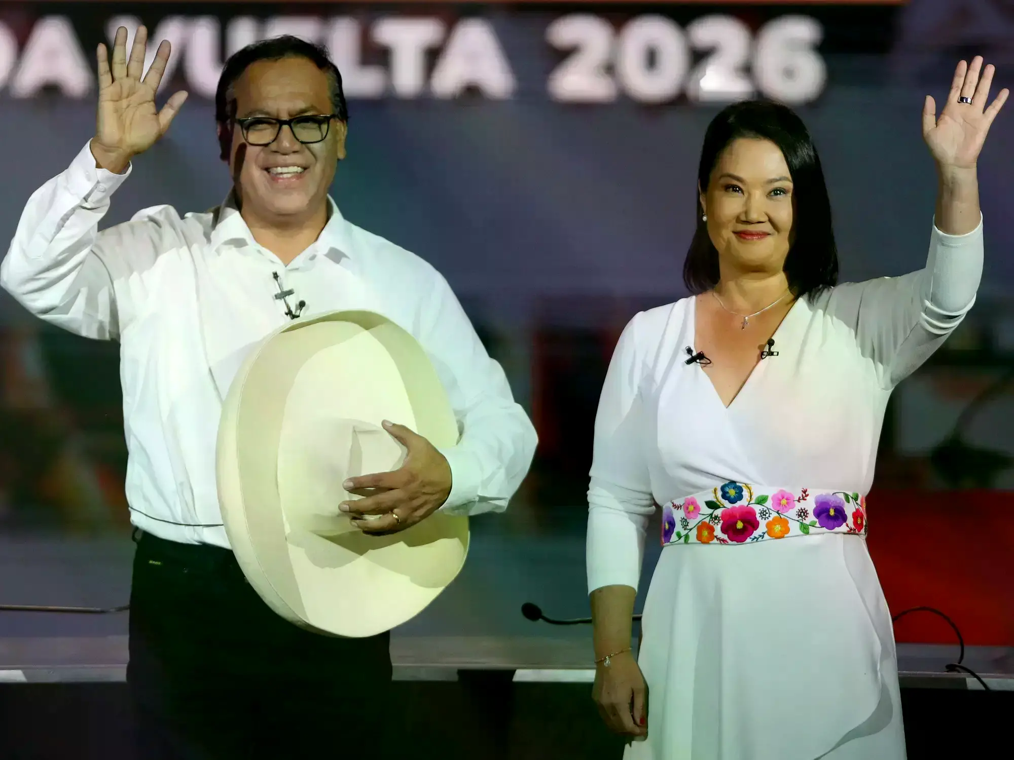 La derechista Keiko Fujimori y el izquierdista Roberto Sánchez saludando durante un debate presidencial en Lima (Perú).