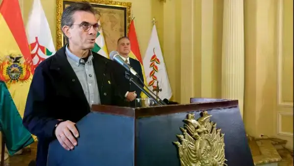 Rodrigo Paz en la posesión de Ernesto Justiniano como nuevo ministro de Defensa.