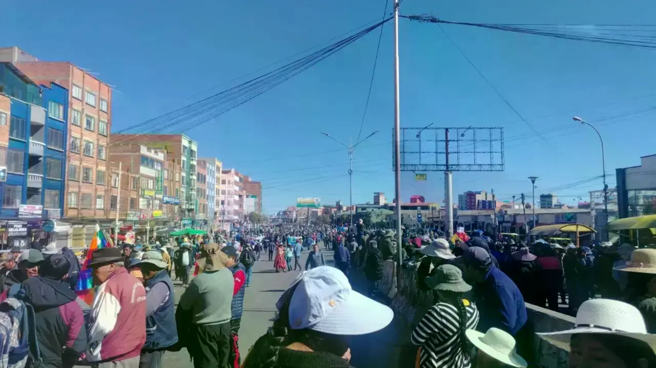 Concentración de vecinos en la ciudad de El Alto