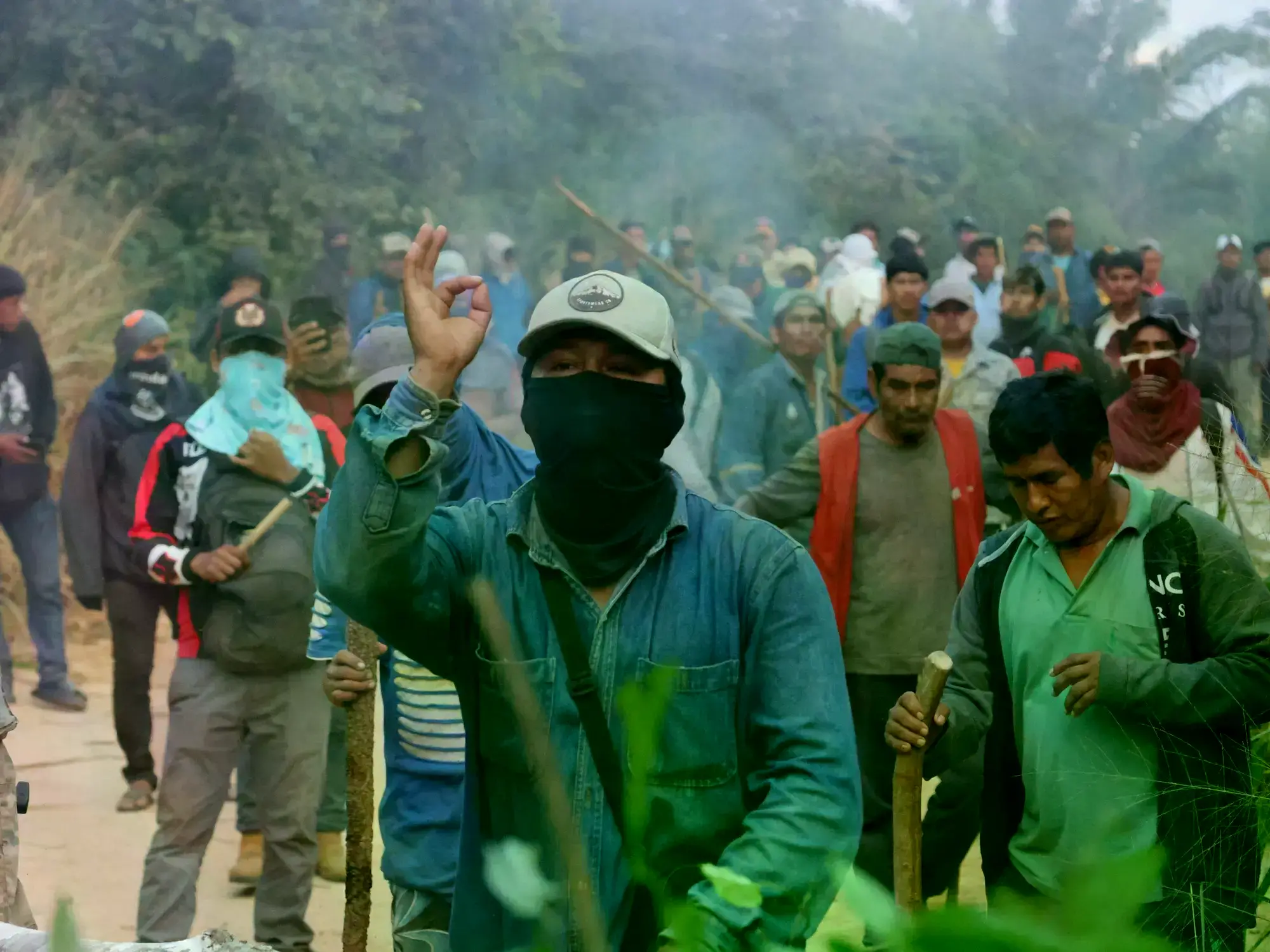 Un grupo de personas se enfrentan con miembros de la Policía de Bolivia durante un bloqueo en el campo petrolero Humberto Suá
