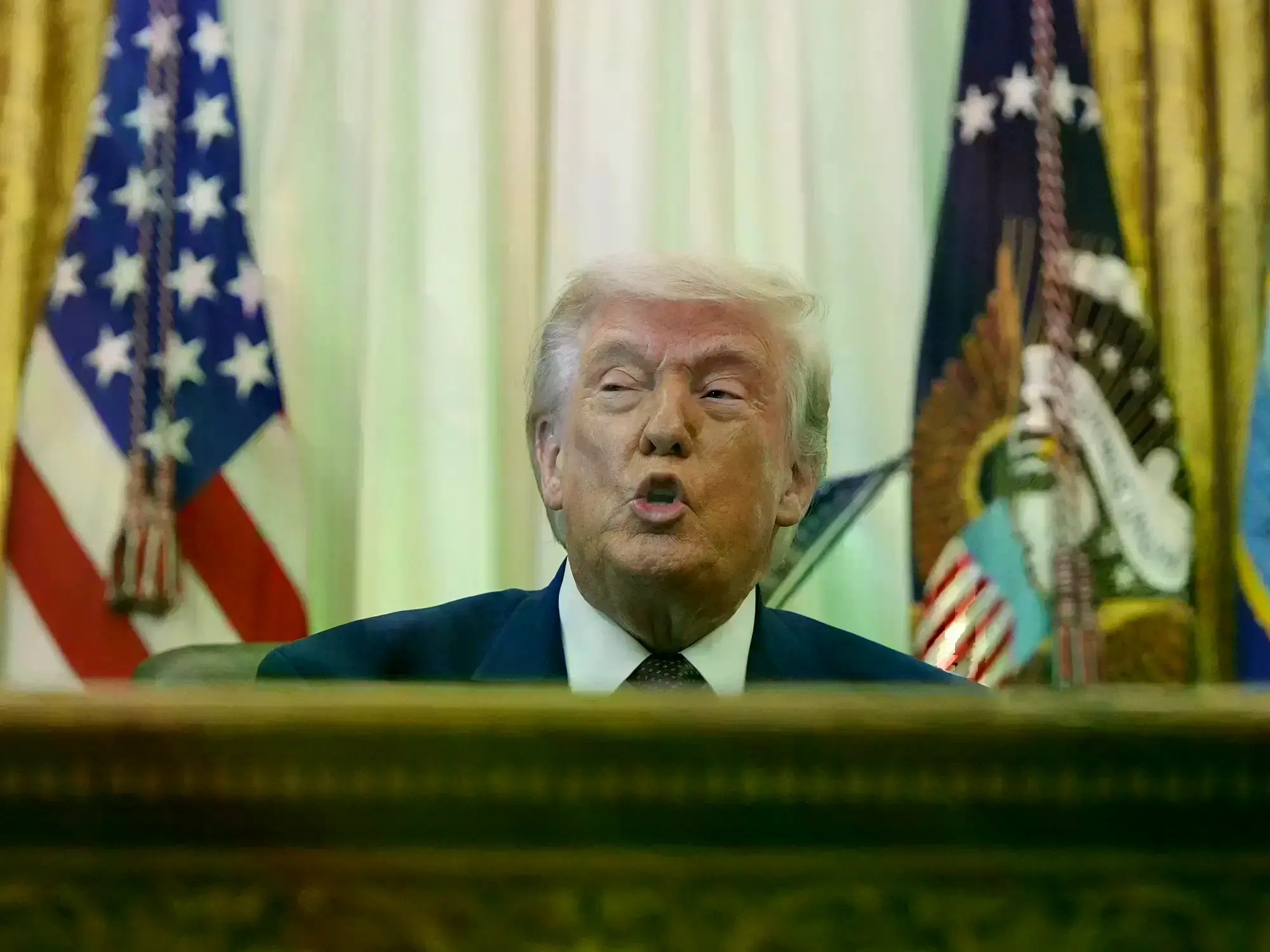 El presidente Donald Trump pronuncia un discurso en el Despacho Oval de la Casa Blanca.