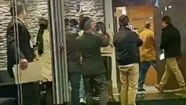 El mandatario con una chamarra oscura cuando llega a la ALP.