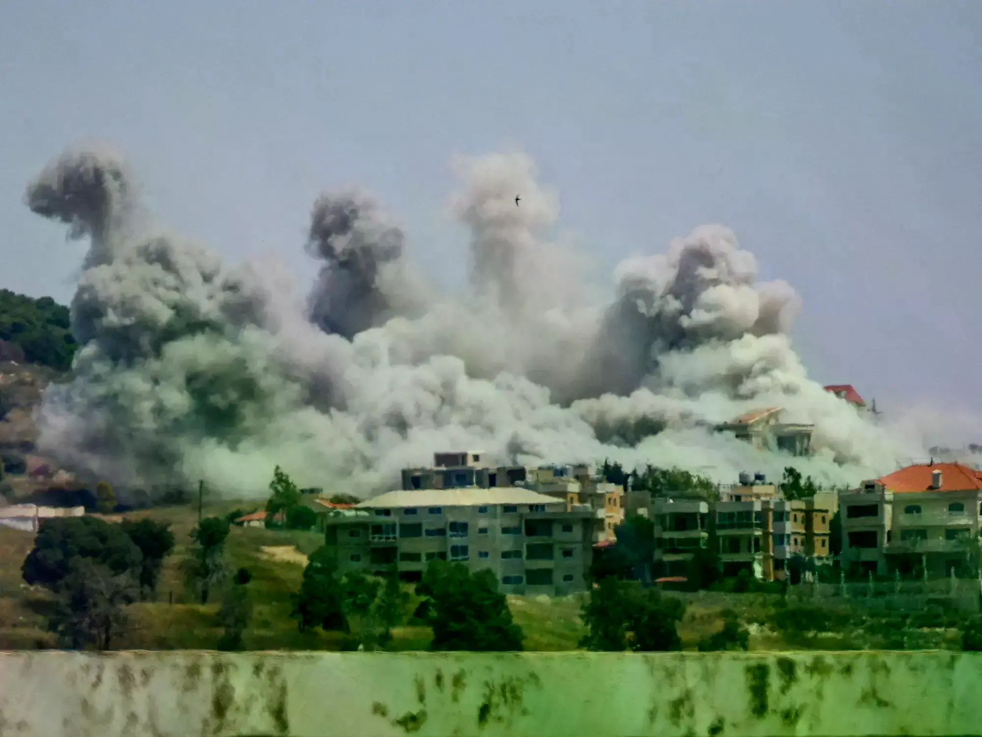 El humo se eleva desde el sur del Líbano tras los ataques israelíes, visto desde Nabatieh, Líbano, el 3 de junio de 2026.