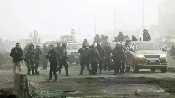 Un contingente policial intentó despejar la carretera La Paz - Oruro.