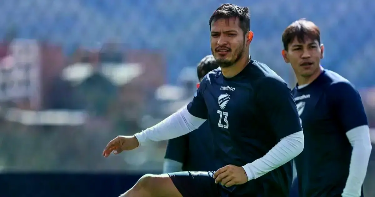 Loenel Justiniano cumple una rutina física en un entrenamiento.