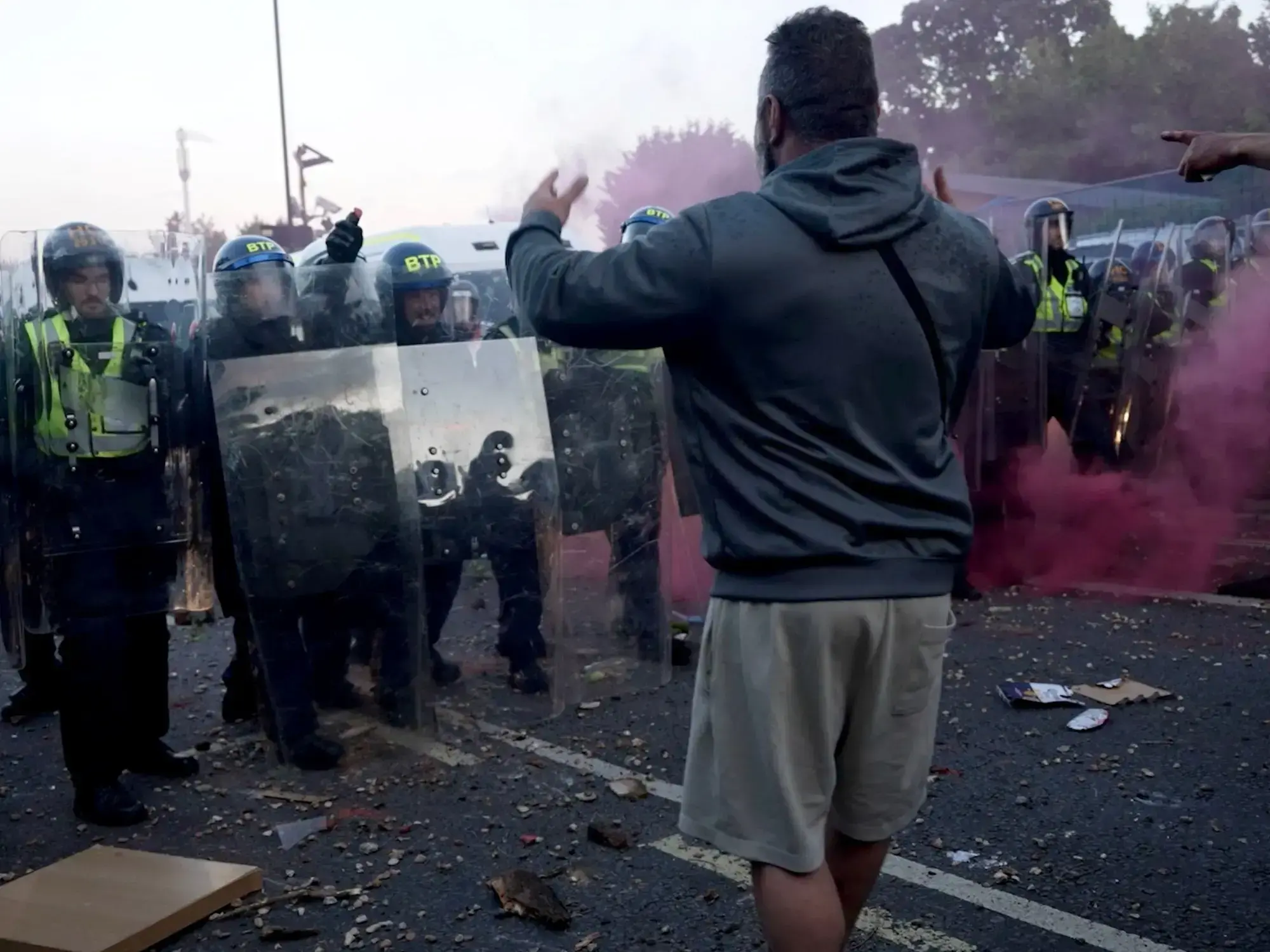 Manifestantes chocan con la policía en Southampton en una protesta contra la muerte de un joven apuñalado.
