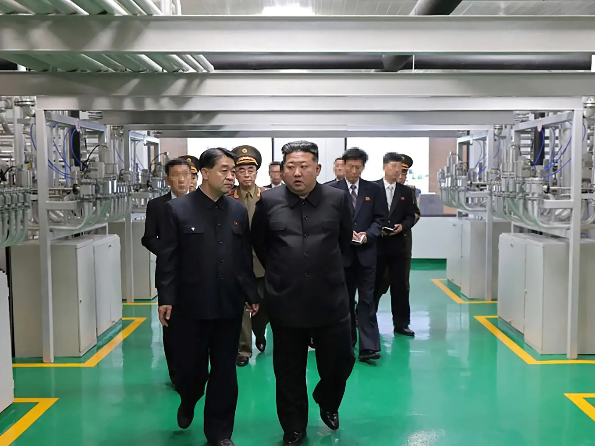 Kim Jong Un visita una nueva planta de producción de materiales nucleares en Corea del Norte.