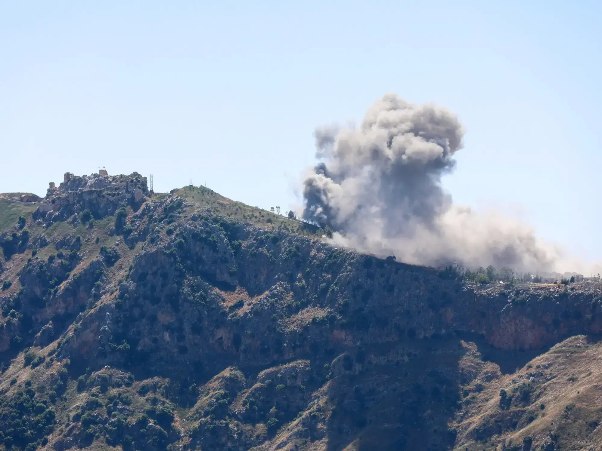 Humo de bombardeos cerca del castillo de Beaufort en Líbano.