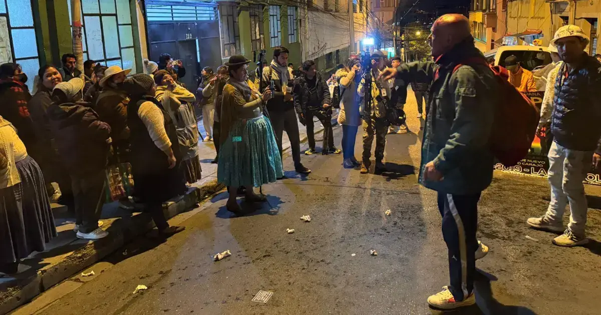 Enfrentamientos en puertas de la Felcc en La Paz