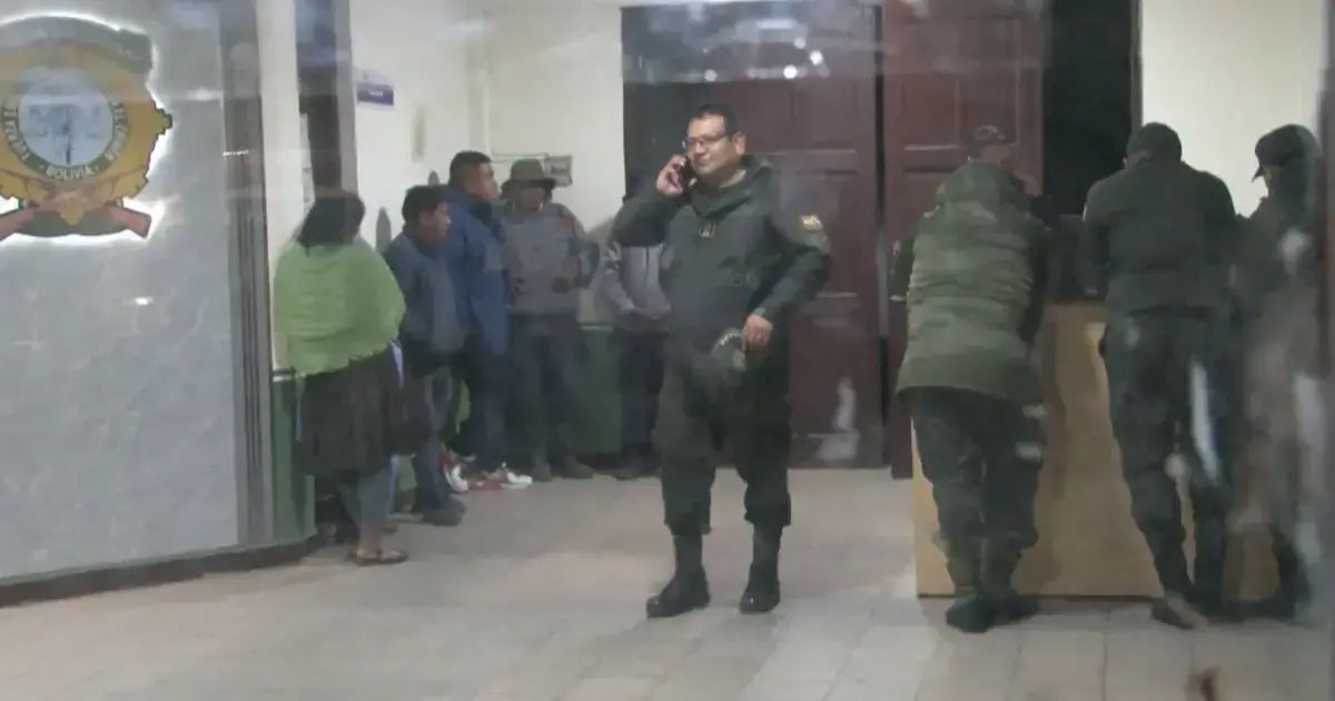 Policía aprehende a 15 personas por intento de bloqueo en el cruce Tarata en Cochabamba