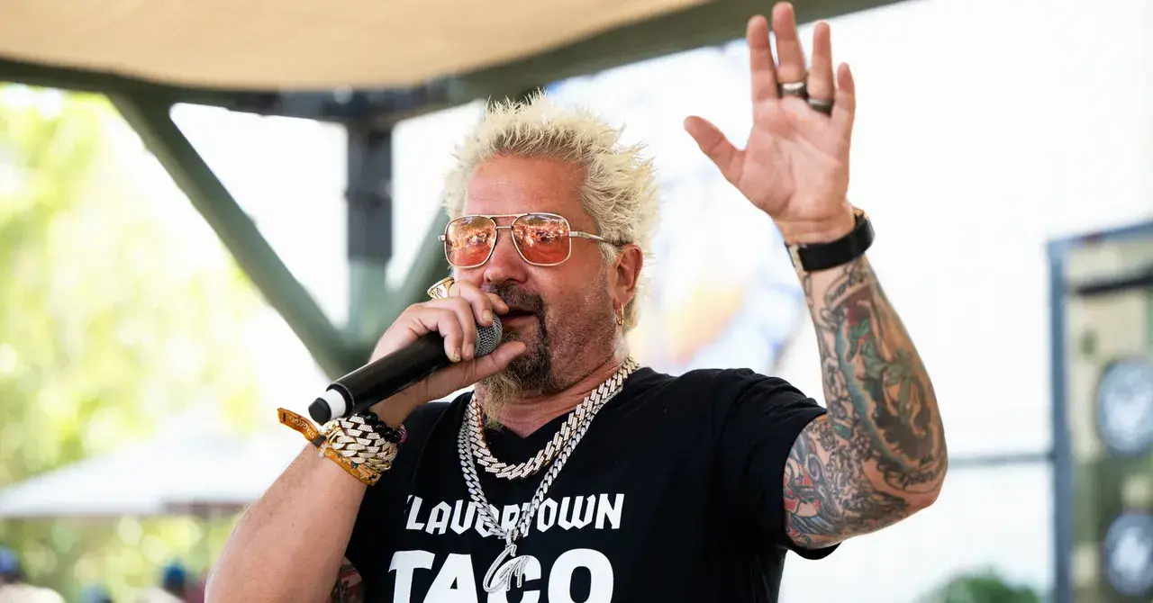 Un 'streamer' acusa a Guy Fieri de no tragar comida en su programa de televisión