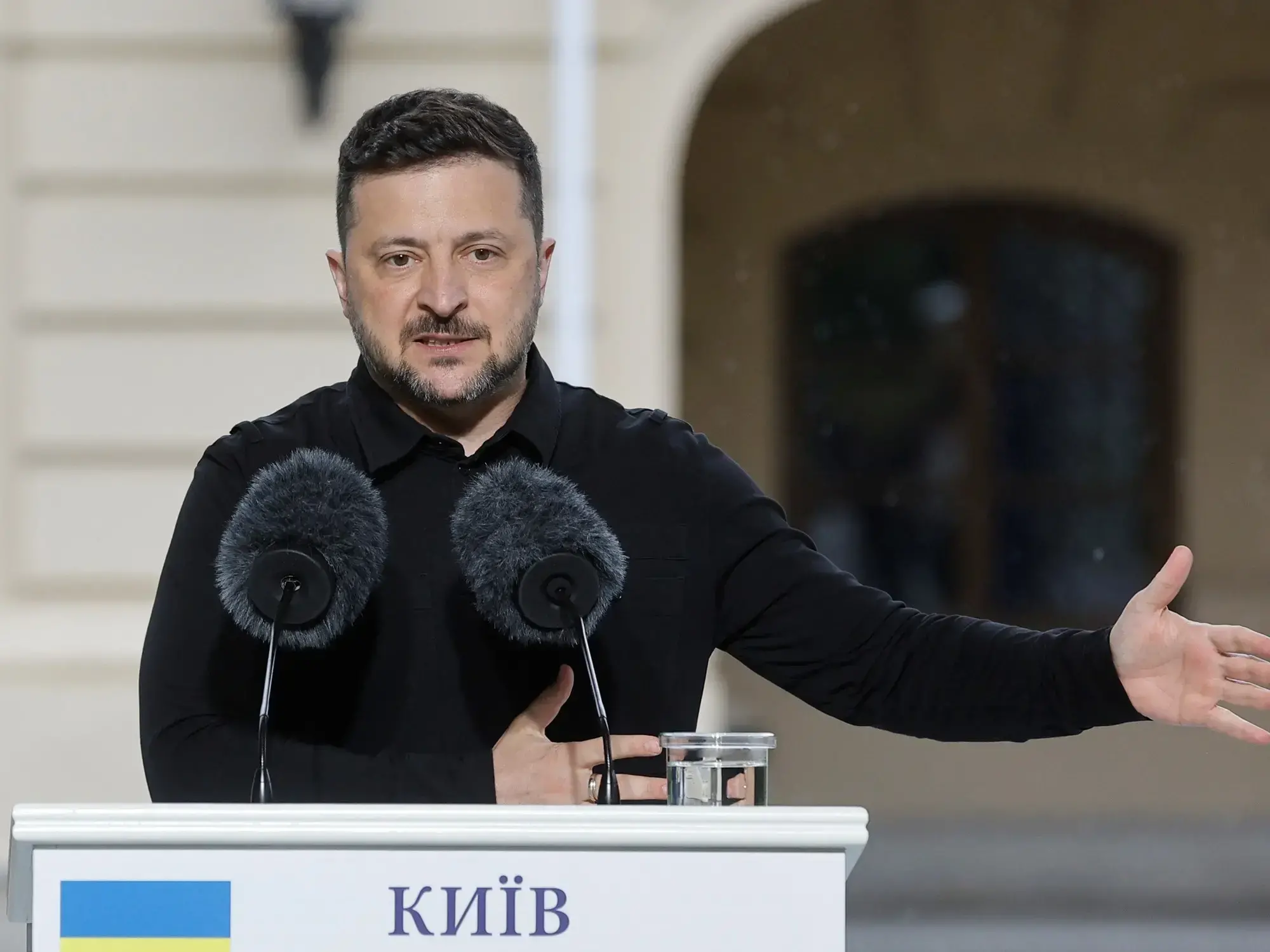 El presidente ucraniano, Volodimir Zelenski, habla durante una rueda de prensa conjunta con el secretario general de la OTAN,