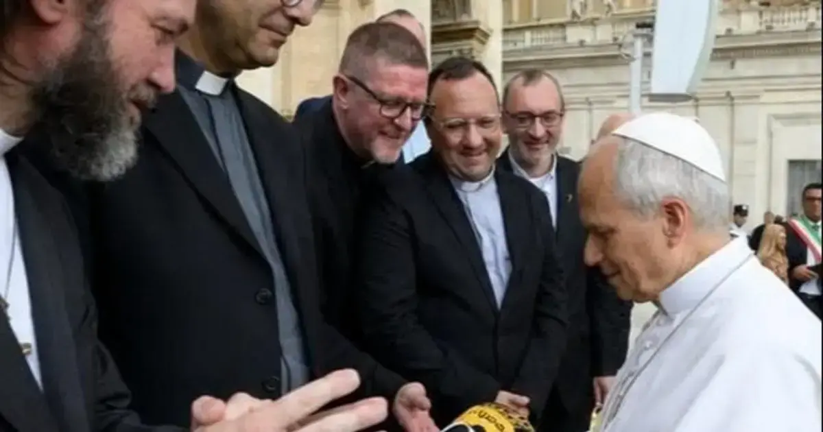 León XIV recibe la camiseta atigrada en el Vaticano.