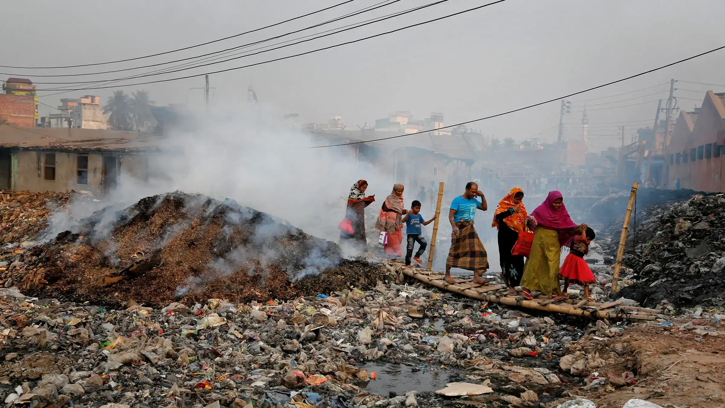 Chabolas en la orilla del río Buriganga, en Hazaribagh, Dhaka, Bangladesh, cerca de curtiembres cuyos residuos contaminan la